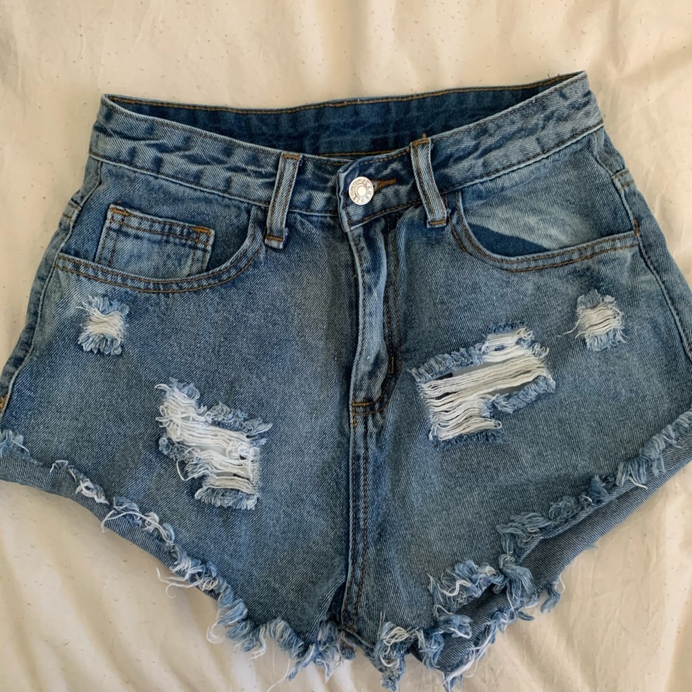 HIGHWAISTED DENIM SHORTS